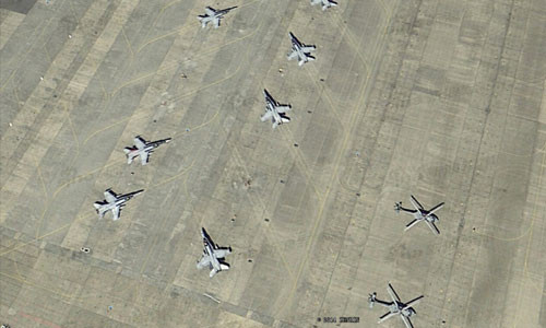 Căn cứ Iwakuni nằm ở phía Tây đảo Honshu cũng là nới triển khai thường xuyên của không quân thuộc hải quân và lực lực thủy quân lục chiến Mỹ. Trong ảnh ngoài máy bay chiến đấu F/A-18, còn có trực thăng SH-60.