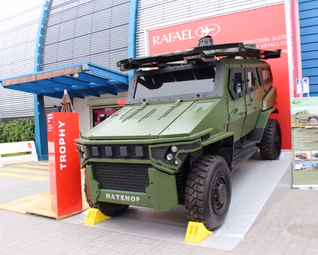 Ngoài các công ty đến từ Châu Âu, MSPO 2014 còn có sự tham gia một số công ty khác đến từ khắp nơi trên thế giới. Trong ảnh là mẫu xe bọc thép hạng nhẹ Hurricane 4x4 của công ty Hatehof đến từ Israel, được trang bị hệ thống phòng vệ tích cực Trophy LV của hãng Rafael.