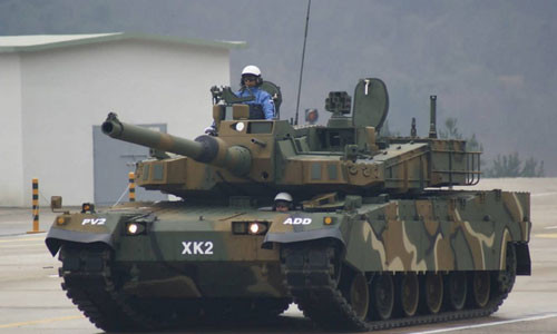 Đồng hạng với M1 Abrams là xe tăng chiến đấu chủ lực K2 Black Panther của Lục quân Hàn Quốc. Nó do viện nghiên cứu khoa học quốc phòng Hàn Quốc và Hyundai Rotem hợp tác cùng nghiên cứu và phát triển. Đây được cho là loại xe tăng chiến đấu chủ lực “mức độ công nghệ cao nhất thế giới”.