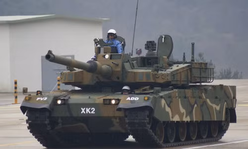Đồng hạng với M1 Abrams là xe tăng chiến đấu chủ lực K2 Black Panther của Lục quân Hàn Quốc. Nó do viện nghiên cứu khoa học quốc phòng Hàn Quốc và Hyundai Rotem hợp tác cùng nghiên cứu và phát triển. Đây được cho là loại xe tăng chiến đấu chủ lực “mức độ công nghệ cao nhất thế giới”.