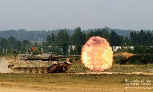 K-2 trang bị pháo nòng trơn 122mm L55 trang bị đạn xuyên có tầm bắn tới 3km với độ chính xác đạt 50km, ở 2km lên tới 95% đủ sức xuyên mọi xe tăng Triều Tiên. Xe tăng K-2 được lắp hệ thống điều khiển hỏa lực tiên tiến gồm một thiết bị tìm/diệt mục tiêu do Liên doanh điện tử Samsung và Thales (Pháp) chế tạo đem lại độ chính xác cao khi khai pháo trong trạng thái tĩnh, động trong mọi điều kiện thời tiết.