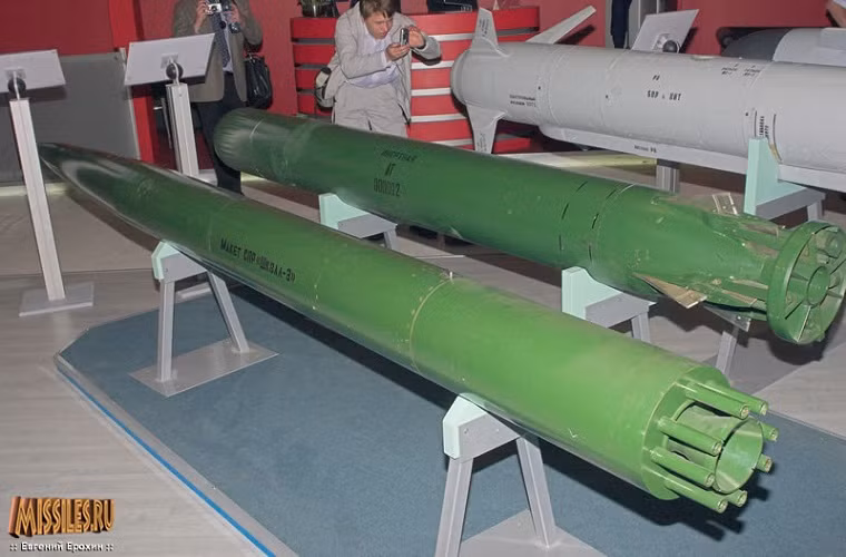 Shkval có trọng lượng 2,7 tấn và mang theo một đầu đạn nặng 210kg giúp có thể tiêu diệt hoàn toàn bất kỳ mục tiêu nào trên mặt biển. Hệ thống động cơ đẩy của Shkval-E sử dụng công nghệ siêu khoang kết hợp với nhiên liệu tên lửa giúp nó thể đạt tốc độ 200 hải lý/giờ, tuy nhiên tầm tấn công của nó lại khá hạn chế khi chỉ đạt 7-15km.