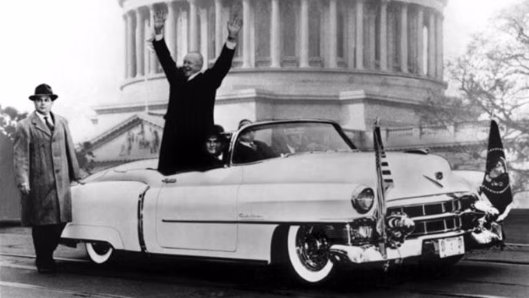 Do xe được làm thủ công, nên chỉ có 532 chiếc được chế tạo. Tổng thống Mỹ Eisenhower là một người hâm mộ trung thành của dòng xe này.