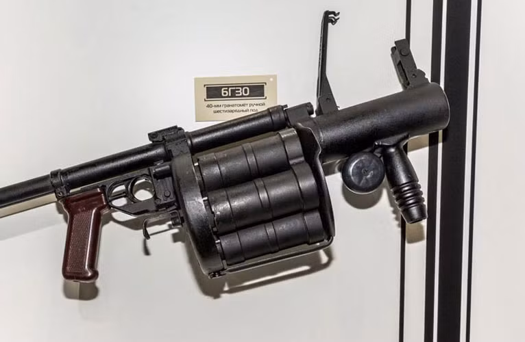 Súng phóng lựu cầm tay bán tự động RG-6, sử dụng cỡ đạn 40mm cơ số 6 viên, tầm bắn hiệu quả khoảng 400 mét. Đây là một vũ khí rất lợi hại trong việc tiêu diệt mục tiêu ở cự ly gần.