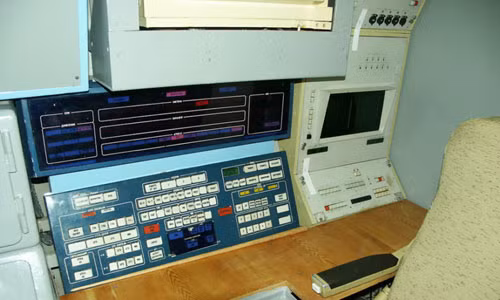 Trên bảng điều khiển là chi chít các nút bấm.