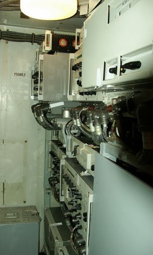 Các thiết bị máy móc điều khiển đoàn tàu trang bị tên lửa hạt nhân.