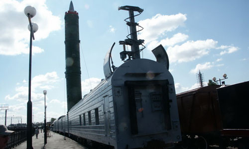 Việc triển khai tên lửa đạn đạo trên tàu hỏa giống hệt tàu hỏa thông thường khiến giới quân sự phương Tây hốt hoảng. Theo chuyên gia Mỹ, việc theo dõi một tàu chở tên lửa cơ động phải huy động khoảng 300 vệ tinh trinh sát, với nhiều tàu tên lửa thì số vệ tinh sẽ tăng gấp đôi.