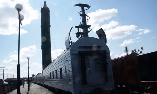 Việc triển khai tên lửa đạn đạo trên tàu hỏa giống hệt tàu hỏa thông thường khiến giới quân sự phương Tây hốt hoảng. Theo chuyên gia Mỹ, việc theo dõi một tàu chở tên lửa cơ động phải huy động khoảng 300 vệ tinh trinh sát, với nhiều tàu tên lửa thì số vệ tinh sẽ tăng gấp đôi.