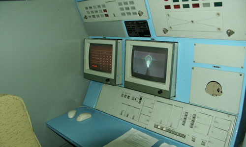 Một đoàn tàu phóng tên lửa chứa tới gian chỉ huy thông tin liên lạc, phòng điều hành phóng, khu vực sinh hoạt... Trong ảnh là khu vực điều hành phóng tên lửa.