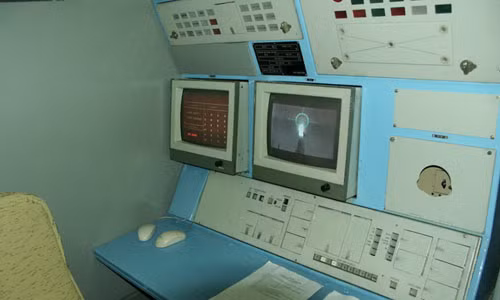 Một đoàn tàu phóng tên lửa chứa tới gian chỉ huy thông tin liên lạc, phòng điều hành phóng, khu vực sinh hoạt... Trong ảnh là khu vực điều hành phóng tên lửa.