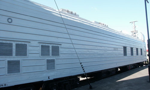 Trên đoàn tàu hỏa được tích hợp hệ thống điều khiển bắn.