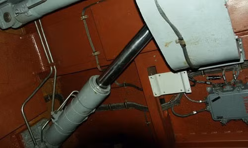 Hệ thống thủy lực sẽ dựng đứng ống phóng tên lửa trước khi khai hỏa.