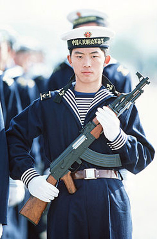 Type 56 là súng trường tiến công do Trung Quốc sản xuất dựa trên mẫu AK-47 và AKM của Liên Xô. Cấu tạo của súng tương tự AK-47, chỉ có chút khác biệt ở đầu ruồi, lưỡi lê. Súng dùng cỡ đạn 7,62x39mm M43, hộp tiếp đạn cong 20-30-40 viên, tốc độ bắn 600-650 phát/phút, tầm bắn xa nhất 1.000m.