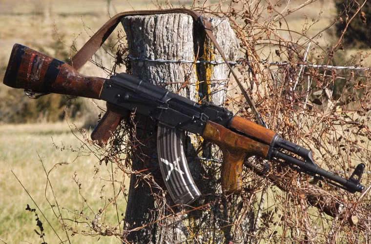 Biến thể PM md.63 do Romania sản xuất dựa trên mẫu AKM. Điểm khác biệt lớn nhất có thể nhìn thấy là bổ sung thêm tay cầm phụ phía trước. Ngoài các bộ phận bên trong, cách tháo lắp đều giống hệt AKM.