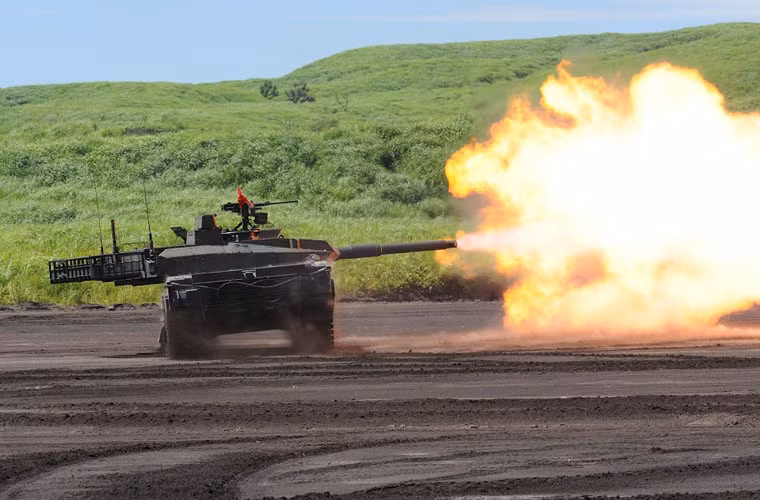 Hỏa lực của Type 10 tương đối mạnh với pháo nòng trơn 120mm L44 tích hợp hệ thống nạp đạn tự động cho tốc độ bắn cao. Vũ khí phụ có đại liên M2HB 12,7mm và đại liên Type 74 7,62mm.