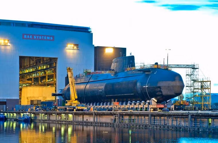 Bên cạnh đó, tàu ngầm lớp Astute sử dụng hệ thống bơm phun (pump-jet) để di chuyển chứ không sử dụng chân vịt biến nó thành một sát thủ vô hình dưới nước.