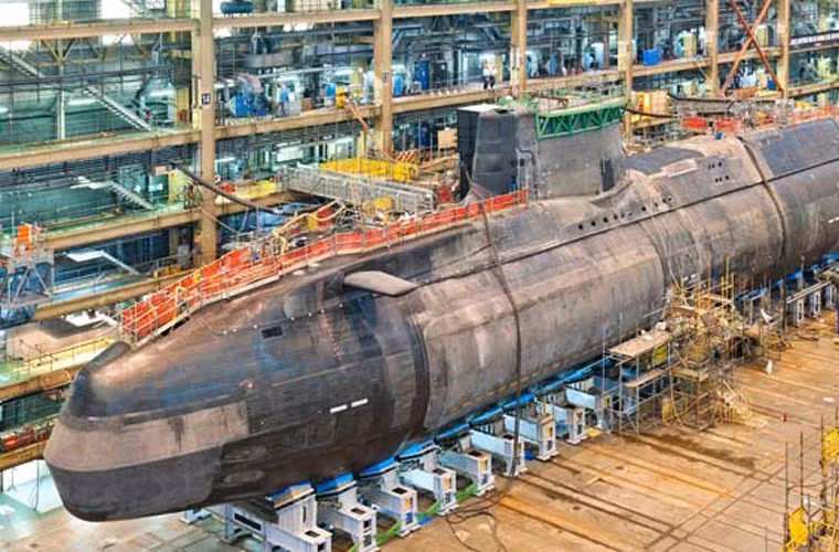 Tàu ngầm Artful được trang bị 2 lò phản ứng hạt nhân Rolls-Royce PWR 2 cùng máy phát điện diesel MTU công suất 600kW cùng một hệ thống bơm phun. Hệ thống động lực này giúp tàu đạt tốc độ tối đa khi lặn khoảng 30 hải lý/h, tầm hoạt động chỉ giới hạn bởi nhu yếu phẩm cho thủy thủ đoàn.