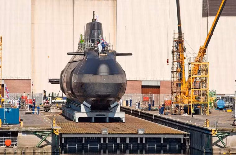 Tàu ngầm lớp Astute được trang bị 6 ống phóng ngư lôi 533mm bố trí ở hai bên mũi tàu. Ống phóng này có khả năng phóng tên lửa hành trình tấn công mặt đất Tomahawk block IV. Cơ số ngư lôi và tên lửa mang theo khoảng 38 quả.