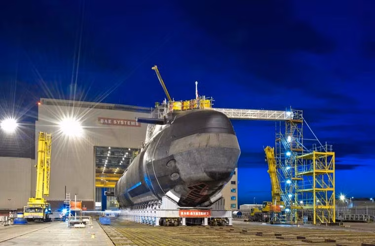 Astute được xem là một chương trình đóng mới tàu chiến tốn kém nhất của Hải quân Hoàng gia Anh. Các báo cáo tài chính được công bố cho thấy mỗi chiếc tàu ngầm Astute tiêu tốn khoảng 1,35 tỷ Bảng Anh (khoảng 2,28 tỷ USD)