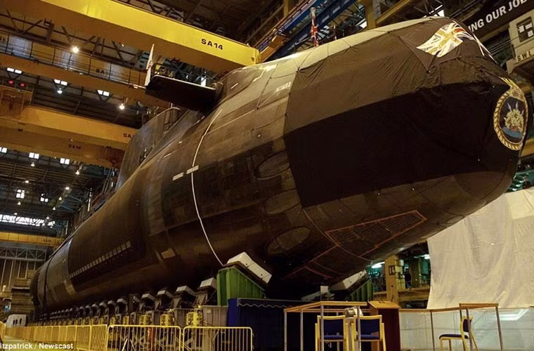 Đến nay đã có 2 chiếc được hạ thủy trong đó chiếc đầu tiên đã đi vào hoạt động. Trong ảnh là tàu ngầm tấn công hạt nhân lớp Astute thứ 3 mang tên HMS Artful(S121) đã được hạ thủy vào ngày 17/5.