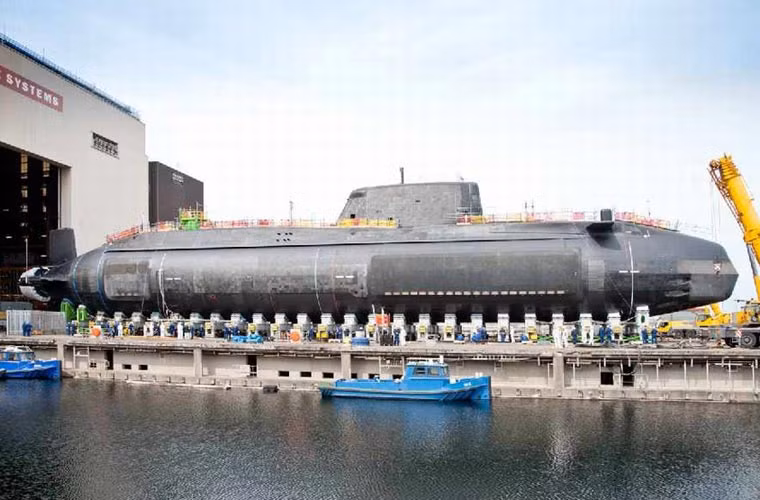 Tàu ngầm tấn công hạt nhân lớp Astute được thiết kế với khả năng tàng hình rất cao. Thân tàu được bao phủ bằng 39.000 viên gạch cao su chống âm giúp nó trở thành tàu ngầm có khả năng tàng hình tốt hơn bất kỳ tàu ngầm nào từng hoạt động trong biên chế Hải quân Hoàng gia Anh.