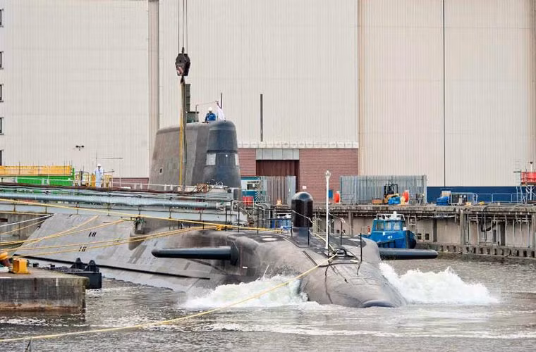 Tàu ngầm lớp Astute có chiều dài 97 mét, chiều ngang 11,3 mét, mớn nước 10 mét, lượng giãn nước khi nổi 7.000 tấn, khi lặn 7.400 tấn. Tàu có khả năng lặn sâu tối đa 300 mét.