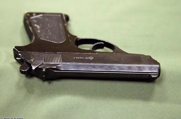 Cận cảnh phần thân súng phía trên, PSM có thước ngắm cơ khí dạng điểm ruồi.