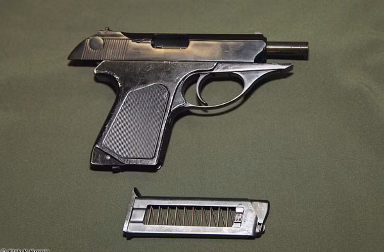 Cận cảnh băng đạn và khối khóa nòng khi ở trạng thái hết đạn. Nhờ thiết kế nhỏ gọn, người sử dụng có thể giấu súng vào những vị trí mà người khác rất khó phát hiện.