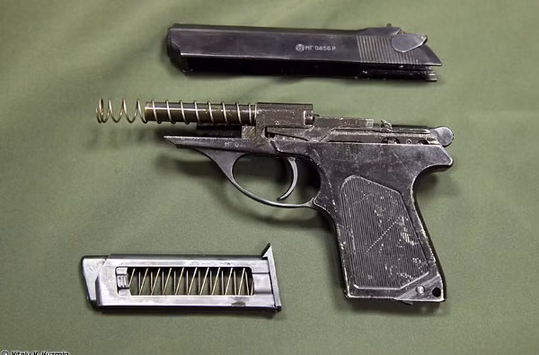 Các bộ phận của súng lục PSM ở dạng tháo rời, cấu tạo bên trong của súng khá đơn giản.