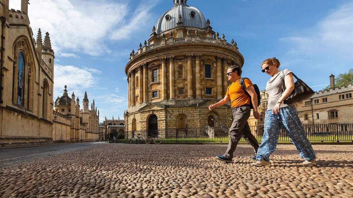 Đi nghỉ cùng câu lạc bộ sách. Các kỳ nghỉ cùng câu lạc bộ sách HF Holidays dành cho những người thích tham gia câu lạc bộ sách nhưng khó có thể duy trì sự chăm chỉ thường xuyên. Ngoài kỳ nghỉ tới Literary Oxford, nơi diễn ra lễ hội văn học của thành phố vào tháng này, HF Holidays cũng dự kiến triển khai một kỳ nghỉ đọc sách tại Lake District và tại Larpool Hall vào tháng 10 tới. Những người tham gia sẽ dành cuối tuần để đọc và thảo luận về ba tác phẩm chính cũng như đến thăm các địa điểm tham quan gần đó. Ảnh: National Geographic.