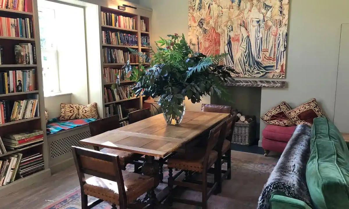 Trải nghiệm đặc biệt cho độc giả tại biên giới Scotland. Gần Peebles, trong khuôn viên lâu đài Neidpath, thư viện Barns là căn hộ 2 phòng ngủ, 2 phòng tắm nằm trong khuôn viên sân chuồng ngựa cũ. Tất cả được bố trí trên một mặt phẳng, có một khu vườn riêng và lối đi thẳng tới vườn ươm 200 năm tuổi. Căn hộ có một chiếc giường bốn cọc viền lụa, một bức phù điêu để ngắm nhìn từ bồn tắm có chân, những sản phẩm dệt may có màu đất ấm áp và một bếp lò đốt củi. Và điểm thu hút nhất với các tín đồ sách là một loạt giá sách đã sẵn sàng phục vụ du khách trong kỳ nghỉ. Truyền thêm cảm hứng cho du khách là Abbotsford, ngôi nhà cũ của Walter Scott, cách đó 40 phút lái xe. Ảnh: The Guardian.