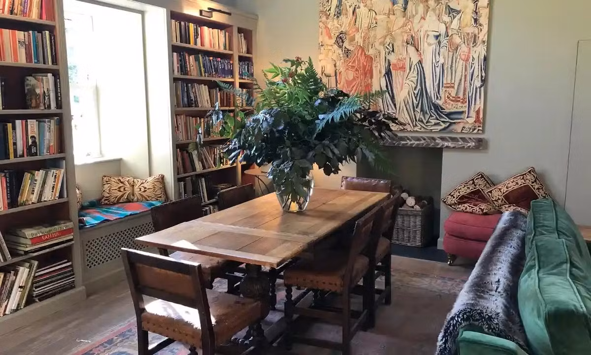 Trải nghiệm đặc biệt cho độc giả tại biên giới Scotland. Gần Peebles, trong khuôn viên lâu đài Neidpath, thư viện Barns là căn hộ 2 phòng ngủ, 2 phòng tắm nằm trong khuôn viên sân chuồng ngựa cũ. Tất cả được bố trí trên một mặt phẳng, có một khu vườn riêng và lối đi thẳng tới vườn ươm 200 năm tuổi. Căn hộ có một chiếc giường bốn cọc viền lụa, một bức phù điêu để ngắm nhìn từ bồn tắm có chân, những sản phẩm dệt may có màu đất ấm áp và một bếp lò đốt củi. Và điểm thu hút nhất với các tín đồ sách là một loạt giá sách đã sẵn sàng phục vụ du khách trong kỳ nghỉ. Truyền thêm cảm hứng cho du khách là Abbotsford, ngôi nhà cũ của Walter Scott, cách đó 40 phút lái xe. Ảnh: The Guardian.