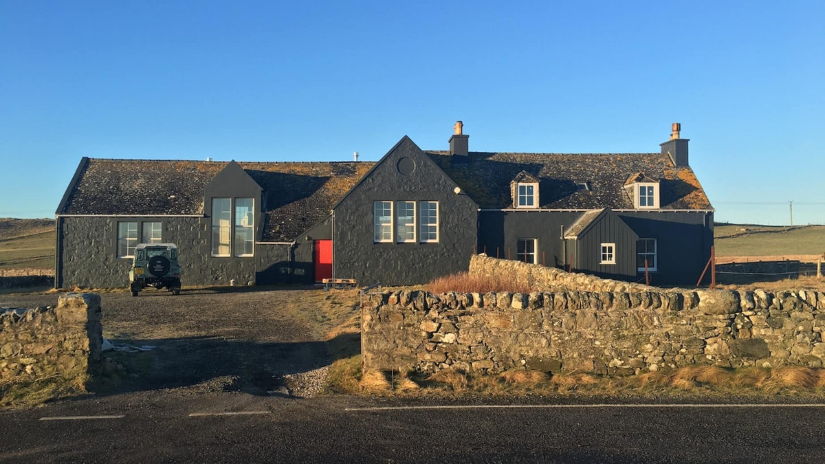 Trải nghiệm phong cách học thuật tại Outer Hebrides. Tigharry Schoolhouse từng là một ngôi trường thế kỷ 19 ở North Uist và nay trở thành một ngôi nhà nghỉ dưỡng hiện đại. Các dãy bàn đã được hoán đổi để trở thành các phòng tắm sang trọng, ghế bành nhung và quầy bar chứa đầy rượu gin Downpour được chưng cất tại địa phương. Là một nơi từng dành cho học tập, Tigharry Schoolhouse có một trong những thư viện tốt dành cho những người đi nghỉ ở Scotland với 1.000 đầu sách. Ảnh: urlaubsarchitektur.