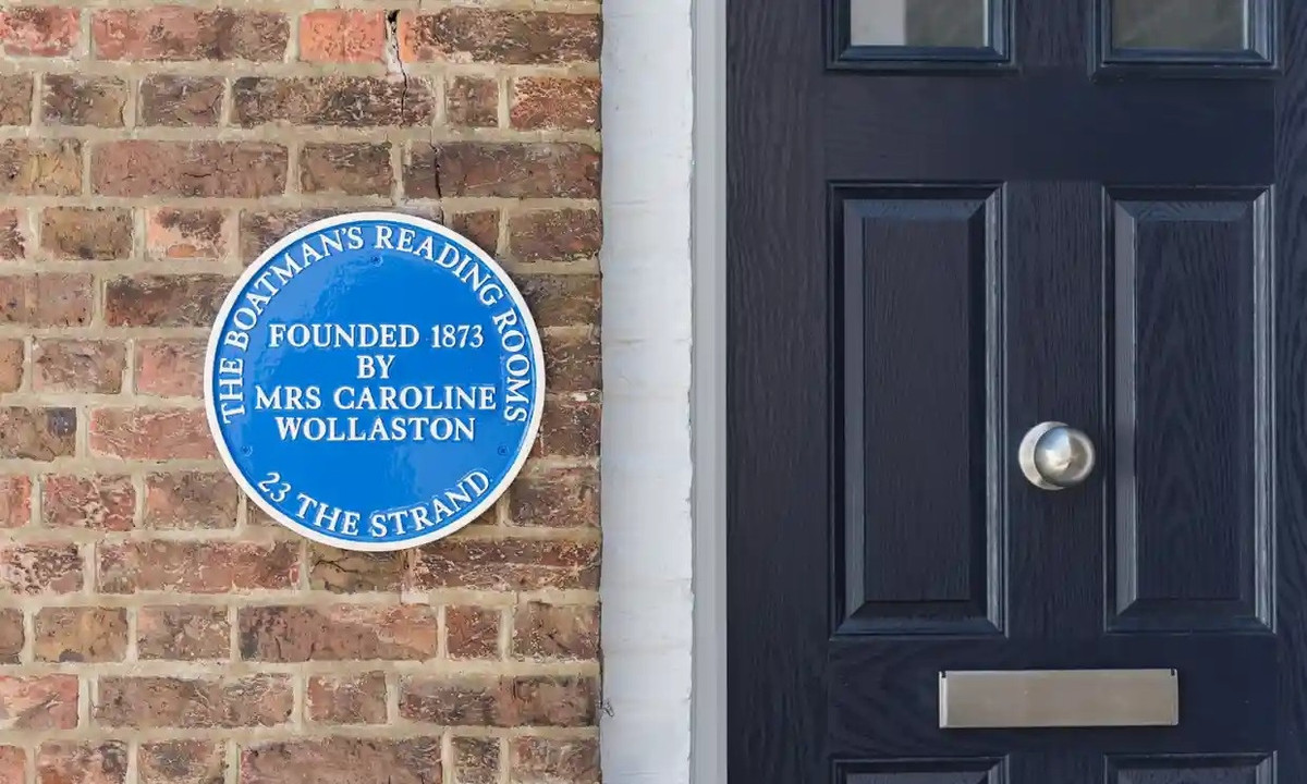 Phòng đọc của người lái thuyền tại Deal. Được nhà từ thiện địa phương Caroline Wollaston thành lập vào năm 1873, các phòng đọc được thiết kế để cung cấp một không gian cho những người lái thuyền nổi tiếng của thị trấn có thể trải nghiệm các giá trị học thuật, phục hồi sức khỏe hoặc đơn giản là một nơi thay thế cho quán rượu. Ngày nay, tòa nhà kiểu Georgia này được sử dụng để phục vụ khách du lịch. Cùng 4 phòng ngủ, các hàng ghế trước nhìn ra biển, nhiều khoảng giấy dán tường được trang trí bằng những đoạn trích dẫn cuốn Nicholas Nickleby của Charles Dickens, nơi đây cũng có một thư viện nhỏ dành cho khách và một đường hầm bí mật dành cho những người đang tìm cảm hứng cho cuốn tiểu thuyết tiếp theo. Ảnh: The Guardian.