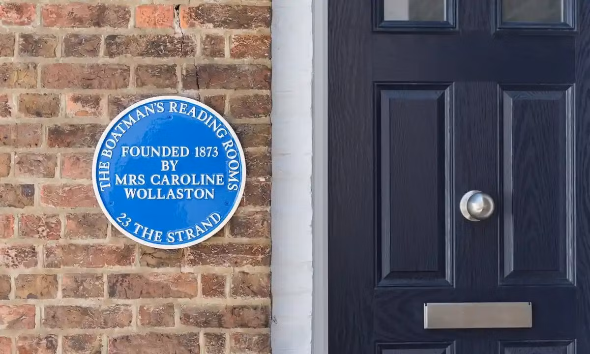 Phòng đọc của người lái thuyền tại Deal. Được nhà từ thiện địa phương Caroline Wollaston thành lập vào năm 1873, các phòng đọc được thiết kế để cung cấp một không gian cho những người lái thuyền nổi tiếng của thị trấn có thể trải nghiệm các giá trị học thuật, phục hồi sức khỏe hoặc đơn giản là một nơi thay thế cho quán rượu. Ngày nay, tòa nhà kiểu Georgia này được sử dụng để phục vụ khách du lịch. Cùng 4 phòng ngủ, các hàng ghế trước nhìn ra biển, nhiều khoảng giấy dán tường được trang trí bằng những đoạn trích dẫn cuốn Nicholas Nickleby của Charles Dickens, nơi đây cũng có một thư viện nhỏ dành cho khách và một đường hầm bí mật dành cho những người đang tìm cảm hứng cho cuốn tiểu thuyết tiếp theo. Ảnh: The Guardian.