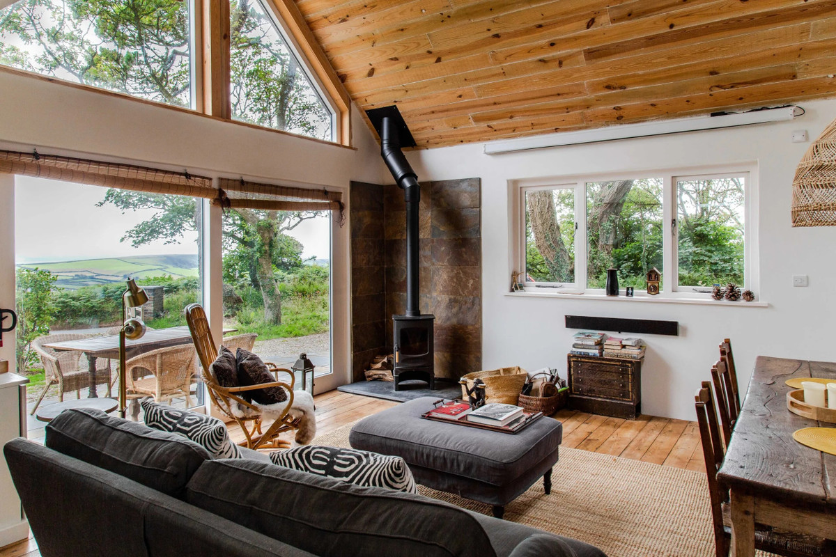 Không gian cho các tác giả, Devon. Là một ngôi nhà ốp gỗ theo phong cách Scandi gần Braunton với 2 phòng ngủ, cửa sổ sáng sủa và nhà bếp màu xanh rêu, ngôi nhà Author's Escape được nhà văn Tarka the Otter Henry Williamson xây dựng vào những năm 1950. Williamson đã dùng số tiền giành được trong một cuộc thi mua đất và xây dựng một ngôi nhà nhỏ để viết văn trong vườn. Ngôi nhà hiện là nơi nghỉ dưỡng ở miền quê thanh bình dành cho độc giả và các nhà văn đi nghỉ. Nơi đây cũng có một tuyển tập sách (trong số đó có nhiều tác phẩm của Williamson) và nhiều góc ngập nắng để thưởng thức sách. Ảnh: Kiphideaways.