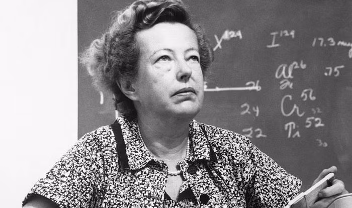 Nhà Vật lý Maria Goeppert-Mayer (1906-1972) là người Đức di cư sang Mỹ. Bà học tại trường Johns Hopkins vào đúng đại khủng hoảng kinh tế tại Mỹ. Bà là nhà khoa học nữ nhiều đóng góp về tính toán trọng lực trong vật lý hiện đại.