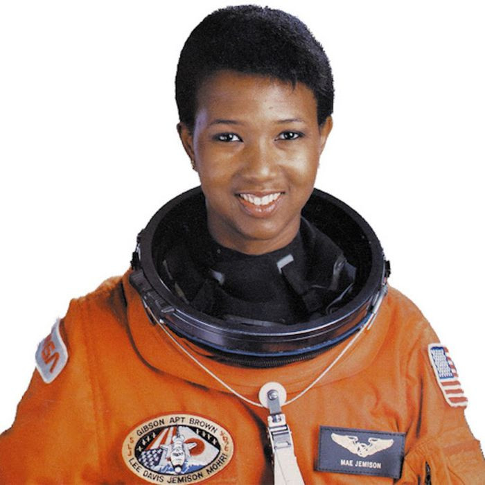 Mae C. Jemison là nữ phi hành gia người Mỹ gốc Phi đầu tiên. Năm 1992, bà trở thành người phụ nữ da đen đầu tiên tham gia du hành vũ trụ và là thành viên phi hành đoàn trên con tàu không gian Endeavour. Trước khi tham gia chương trình không gian, bà là bác sĩ y khoa từng phục vụ trong Quân đoàn Hòa bình ở Sierra Leone và Liberia.