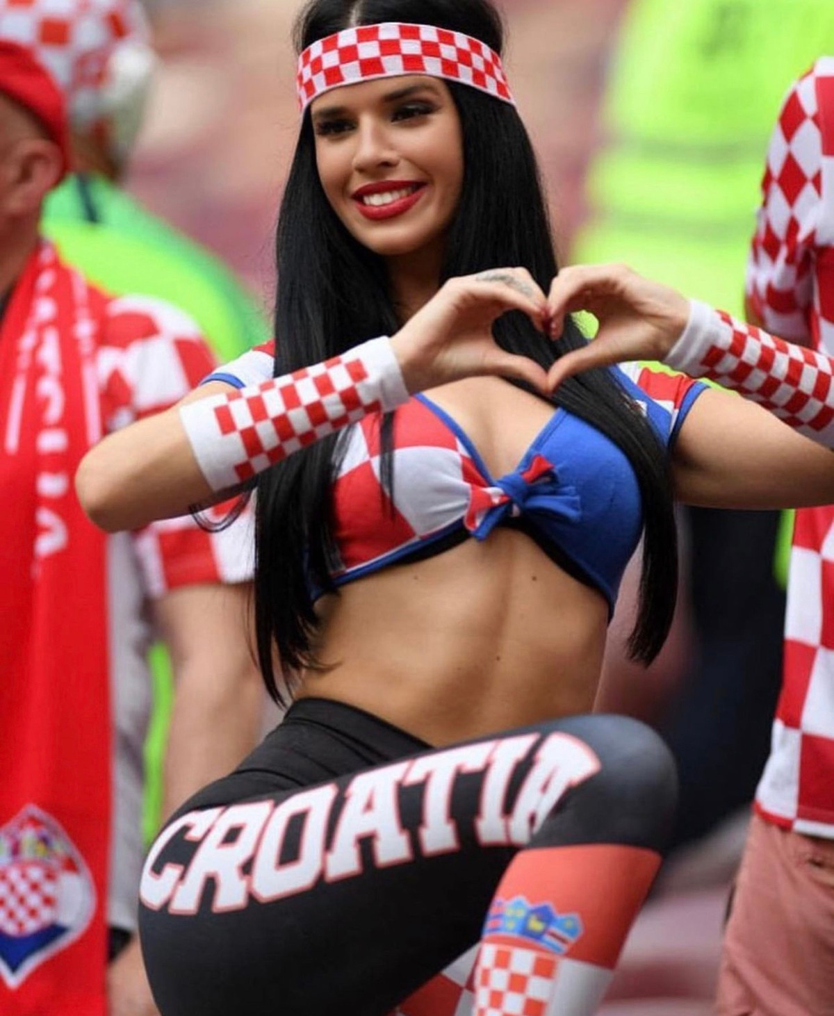Năm 2018, mỹ nhân này gây ấn tượng với người hâm mộ quốc tế khi diện những trang phục nóng bỏng tương tự để cổ vũ cho Croatia tại Nga. Khi đó cô nàng nổi lên như hiện tượng về sự quyến rũ và táo bạo. Nhưng trong lần đến với Qatar này, người đẹp nhận về không ít chỉ trích.