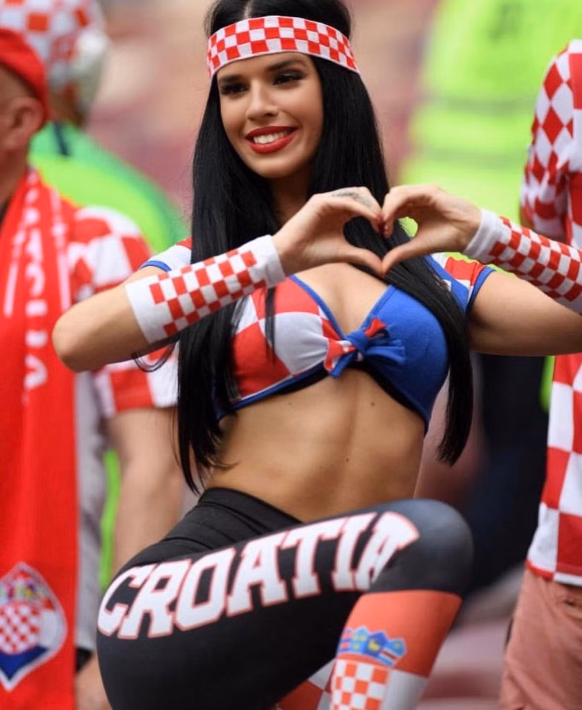 Năm 2018, mỹ nhân này gây ấn tượng với người hâm mộ quốc tế khi diện những trang phục nóng bỏng tương tự để cổ vũ cho Croatia tại Nga. Khi đó cô nàng nổi lên như hiện tượng về sự quyến rũ và táo bạo. Nhưng trong lần đến với Qatar này, người đẹp nhận về không ít chỉ trích.