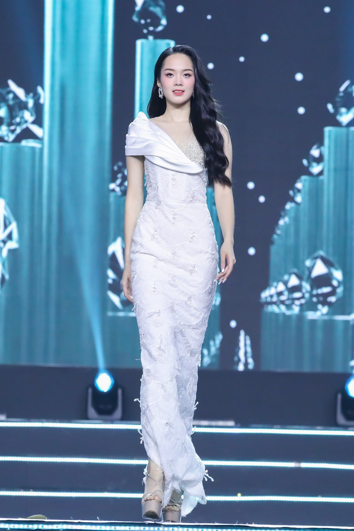 “Tôi đã quyết định theo học ngành Luật vì muốn được trở thành một nữ luật sư trong tương lai để mang đến tiếng nói của sự công bằng”, cô chia sẻ.