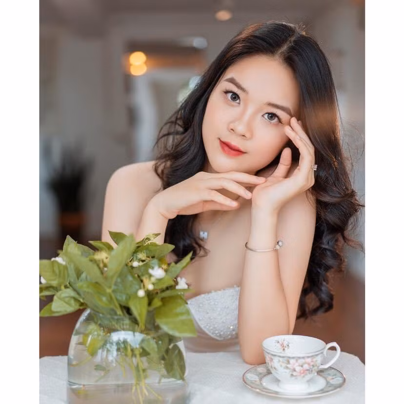 Gia Hân nhận là người ham học hỏi, nhưng chưa đủ tự tin trong cuộc sống. Cô từng là nạn nhân của miệt thị ngoại với cân nặng và chiều cao quá khổ. Bước qua sự tự ti, cô quyết tâm thay đổi bản thân để tự tin hơn và đến với cuộc thi hoa hậu.