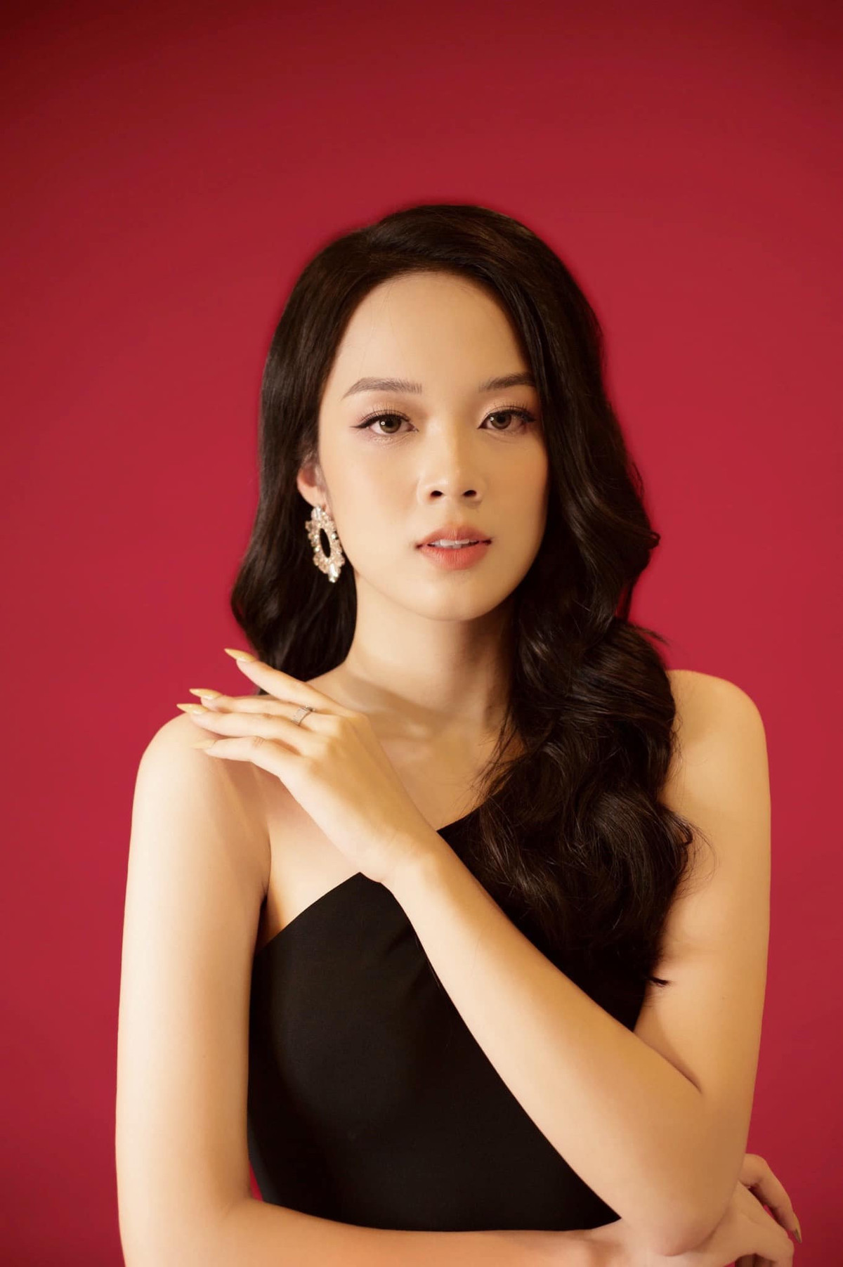 Cô gái 18 tuổi bộc bạch về chuyện giảm cân: “Thử thách lớn nhất với tôi là khi đang độ tuổi ăn độ tuổi lớn thì phải nhịn ăn để giảm cân. Vì tôi mong muốn có thân hình đẹp và cân nặng đủ tiêu chuẩn để tham gia cuộc thi. Vượt qua thử thách, tôi học được tính kiên nhẫn và lòng quyết tâm".