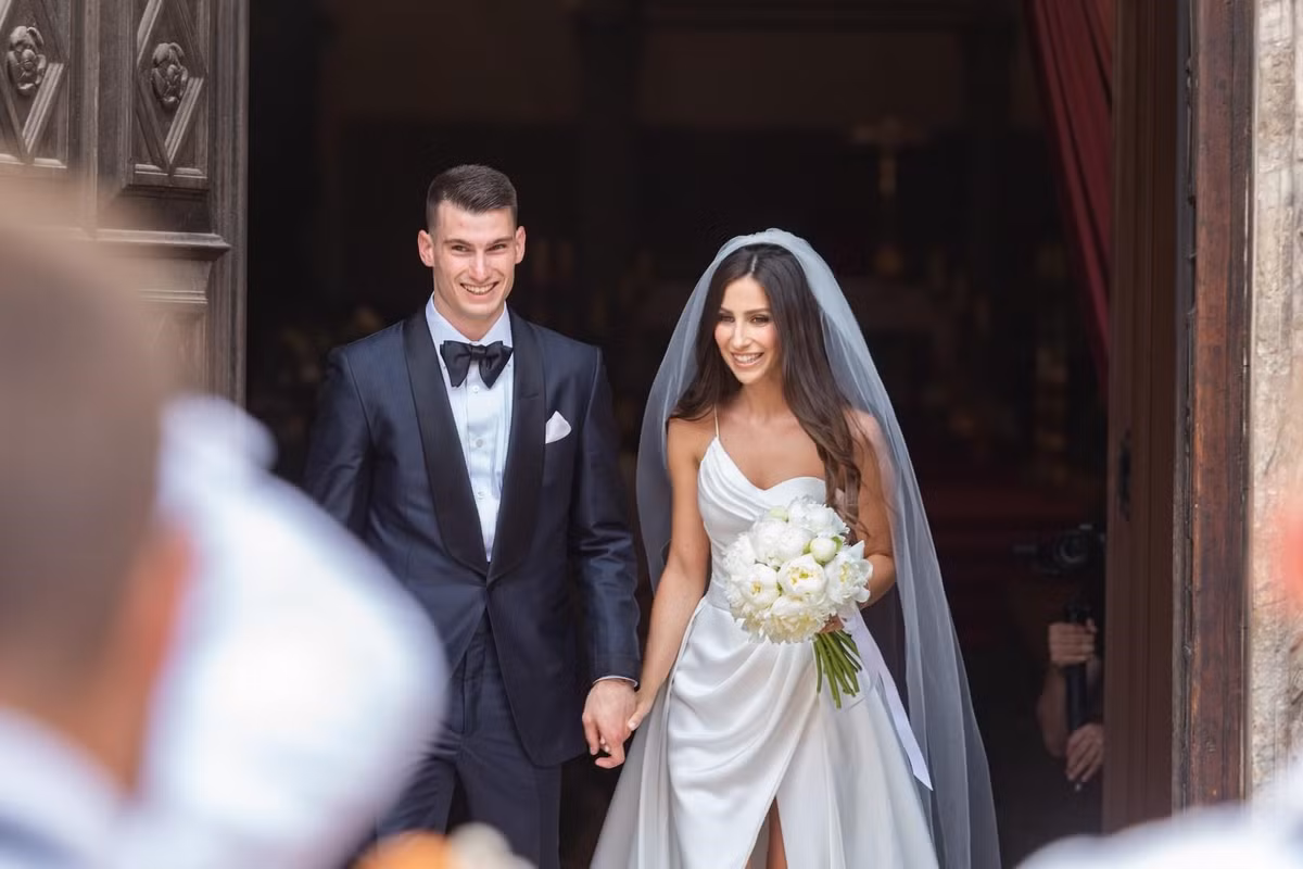 Theo tờ báo 24sata, cả hai nảy sinh tình cảm bắt nguồn từ tình bạn. Năm 2017, cặp đôi công khai mối quan hệ và kết hôn vào mùa xuân năm 2021. Livakovic chia sẻ với tờ báo trên: “Cầu thủ không có giờ làm việc nhất định. Với tất cả các đợt cách ly, các chuyến đi tập huấn, thi đấu từ cấp độ câu lạc bộ cho tới đội tuyển quốc gia, cô ấy phải tập thích nghi hết thảy. Cô ấy cũng là người chăm sóc chú cún cưng khi tôi thường xuyên vắng nhà”. .