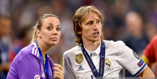 Luka Modric là ngôi sao sáng giá nhất đội tuyển Croatia. Năm 2018, Modric đã vượt mặt cả CR7 và Lionel Messi đoạt giải thưởng “Cầu thủ xuất sắc nhất năm” của Liên đoàn bóng đá Thế giới. Khi đứng trên bục vinh quang, Modric dành nhiều lời cảm ơn đặc biệt đến bà xã Vanja Bosnic. Nàng Wag hơn chồng 3 tuổi, có tài tháo vát và sự dịu dàng, là hậu phương vững chắc cho ông xã an tâm thi đấu. Các phương tiện truyền thông thường viết về họ là “một trong những cặp đôi hạnh phúc nhất được biết đến ở Croatia”.