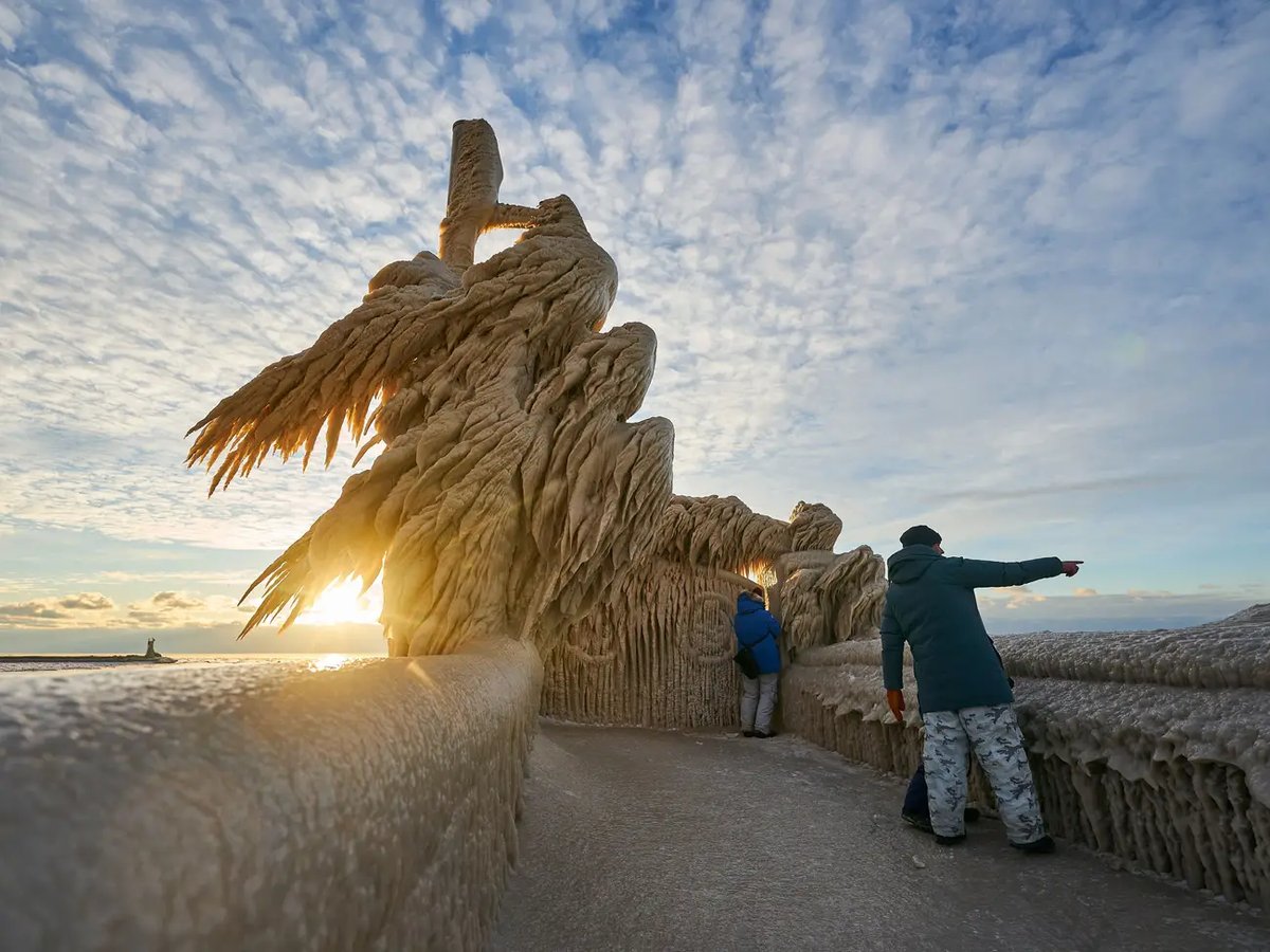 Một bến tàu trên hồ Erie ở Ontario, Canada cũng đối mặt với số phận tương tự. Những ngôi nhà ở tây New York bị đóng trong băng và mang một hình dạng mới. Ảnh: John Normile.