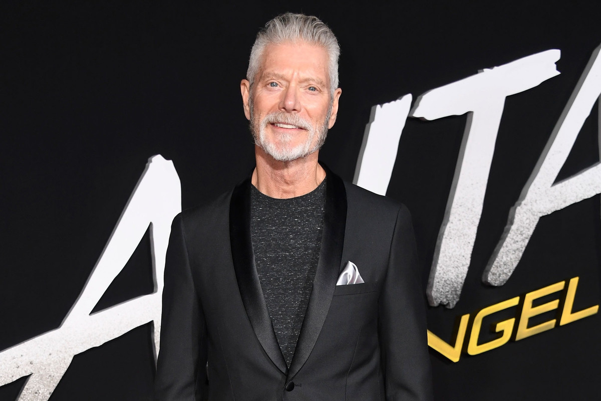 Stephen Lang là nam diễn viên gạo cội người Mỹ sinh năm 1952.Xuyên suốt sự nghiệp, tài tử đã tham gia trên 50 dự án điện ảnh lớn nhỏ. Ông đặc biệt được yêu thích qua các vai diễn hành động máu lạnh, tiêu biểu trong các bộ phim như Don’t Breathe hay Tombstone. Trong Avatar, Stephen Lang thủ vai Đại tá Miles Quaritch - phản diện chính. Dù đã chết trong trận chiến cuối của phần một, nhân vật này được hồi sinh ở phần hai và tiếp tục trở thành mối nguy hại cho gia đình Jake Sully. Stephen Lang được trả 2 triệu USD cho vai diễn này. Ảnh: Frazer Harrison / 20th Century Studios.