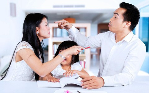  3. Trong gia đình có người ham thành đạt nhanh mà làm những việc hại người khác, ích kỷ, mất nhân tính. Phong thủy tốt trong nhà không bao giờ tự nhiên mà có, mà được tạo ra nhờ sự làm việc chăm chỉ của cả gia đình. Nếu ai đó trong gia đình bắt đầu ham thành công nhanh chóng và thường làm những việc hại người khác, ích kỷ và mất bản chất thì phong thủy tốt đẹp của gia đình sớm muộn gì cũng bị hủy hoại.