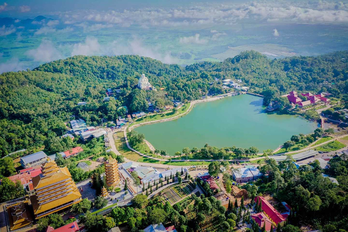 Nằm giữa khung cảnh núi non hùng vĩ, chùa Vạn Linh là địa điểm hành hương được yêu thích của nhiều du khách mỗi khi đến núi Cấm.