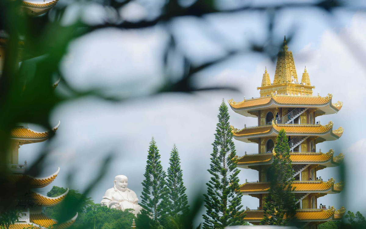 Khi đến đây, du khách sẽ được tĩnh tâm và thư giãn với tiếng chuông ngân vang vọng, ngắm nhìn cảnh chùa chốn non cao và cảm nhận được sự yên bình, tĩnh lặng trên đỉnh núi.